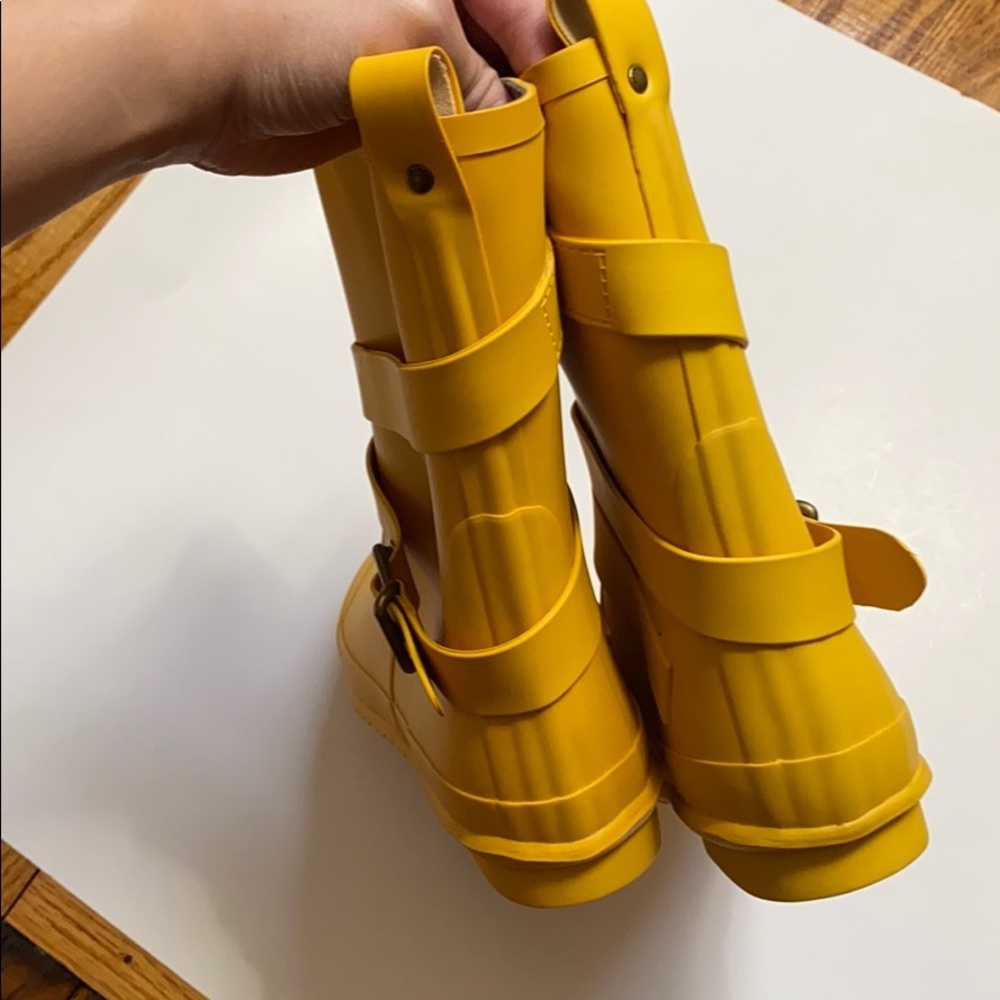 HP 🎉Burberry yellow mid buckle rain boot size: 10 - Picture 5 of 16